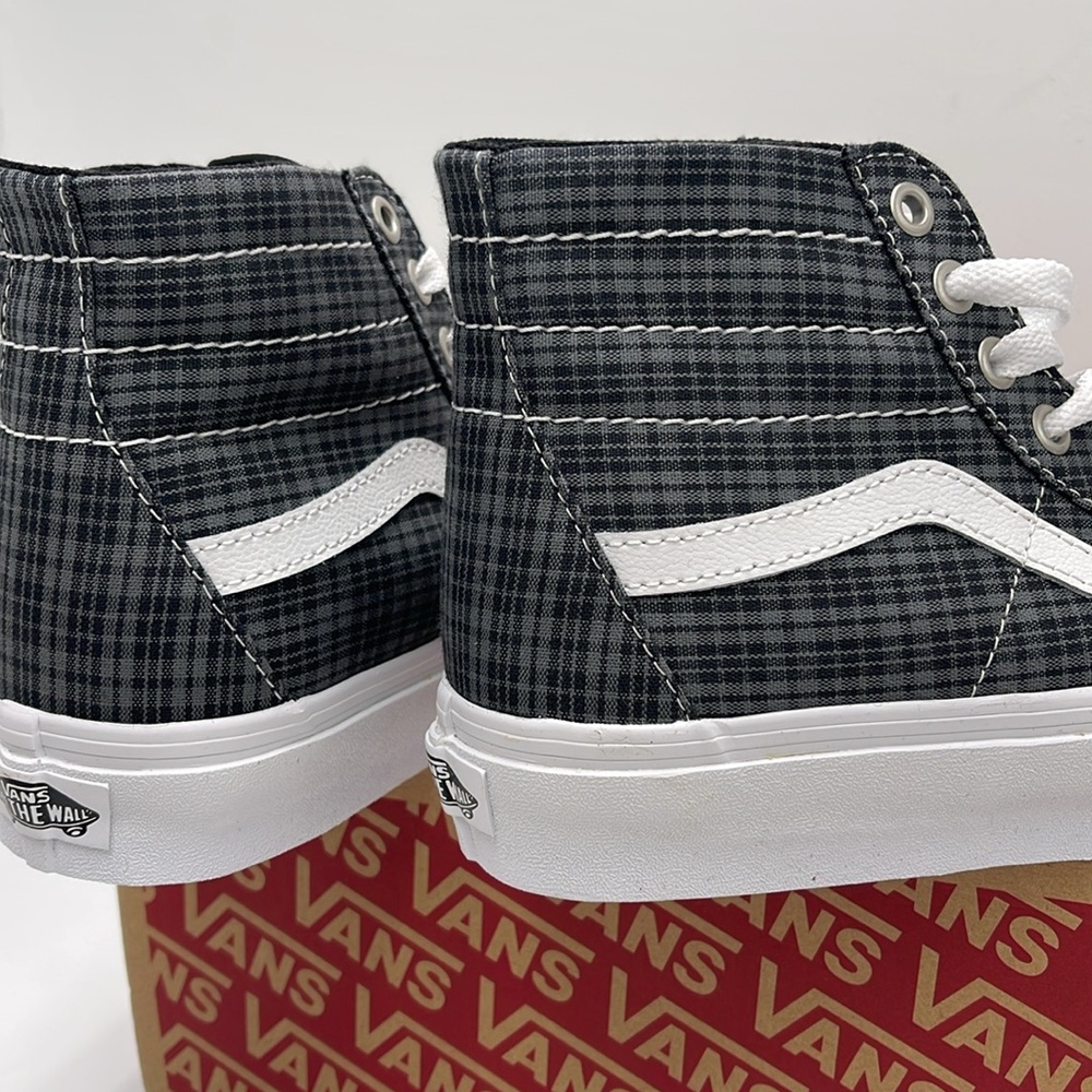 Vans WMNS Sk8-Hi Tapered Uv Beads Black
VN0009QPBM8
Sneakers - Picture 14 of 16